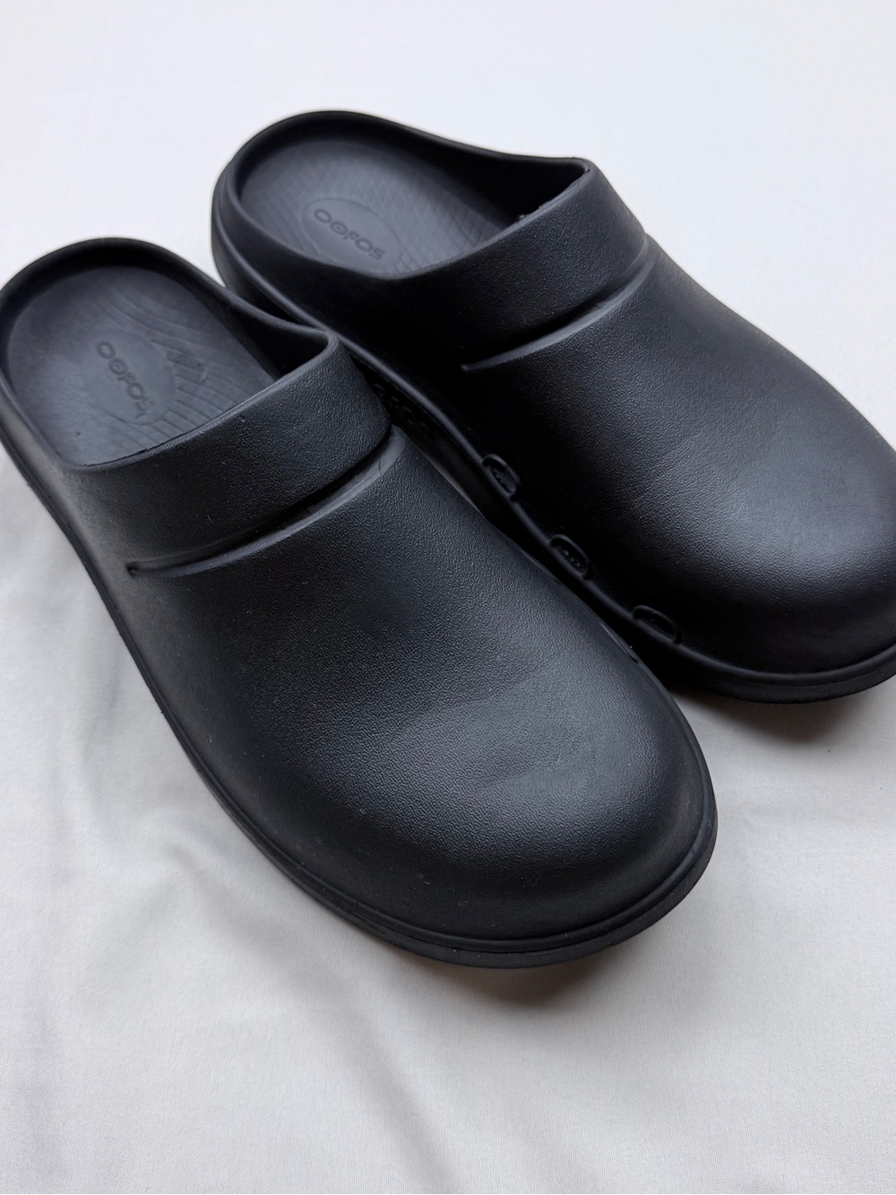 Oofos OOclog Recovery clog. Unisex - Picture 2 of 9
